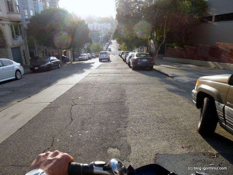 jazda rowerem po śkośnych ulicach w San Francisco