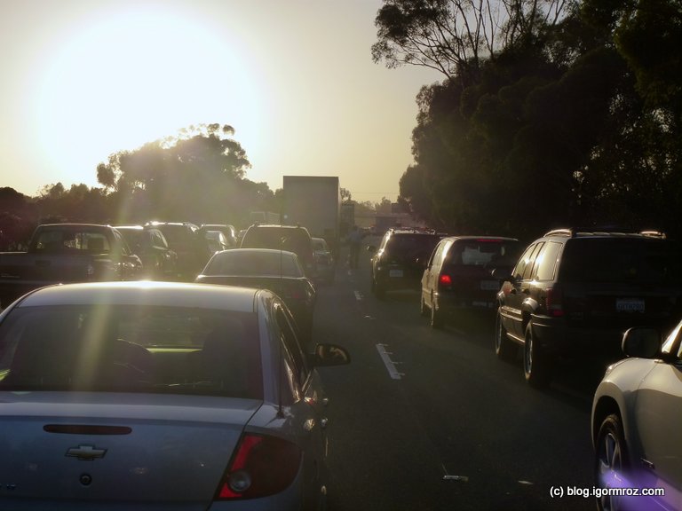 Kalifornia, wypadek i korek na autostradzie