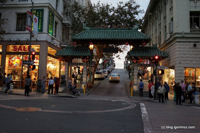 San Francisco, Chinatown Brama Smoka