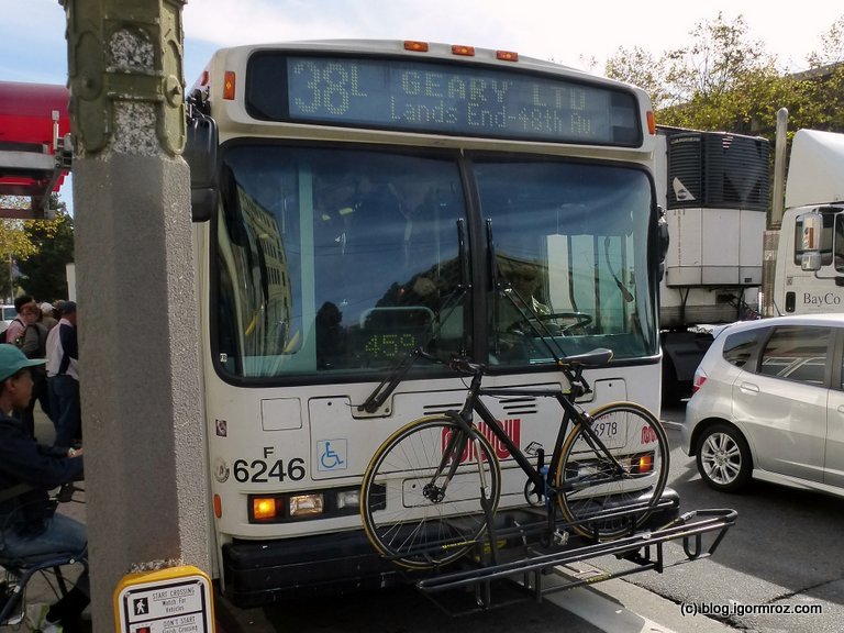 San Francisco,Autobus z rowerem
