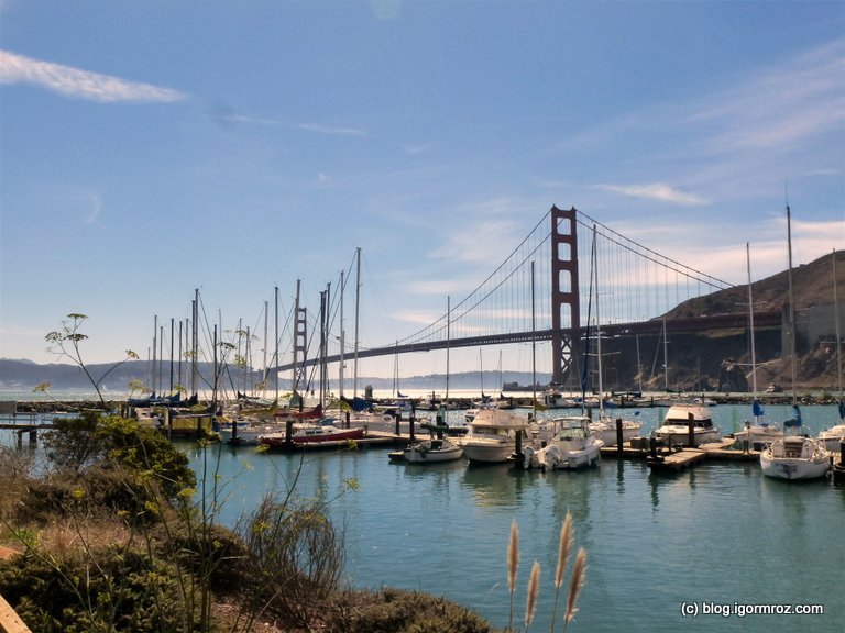 Sausalito przystań, widok na most Golden Gate