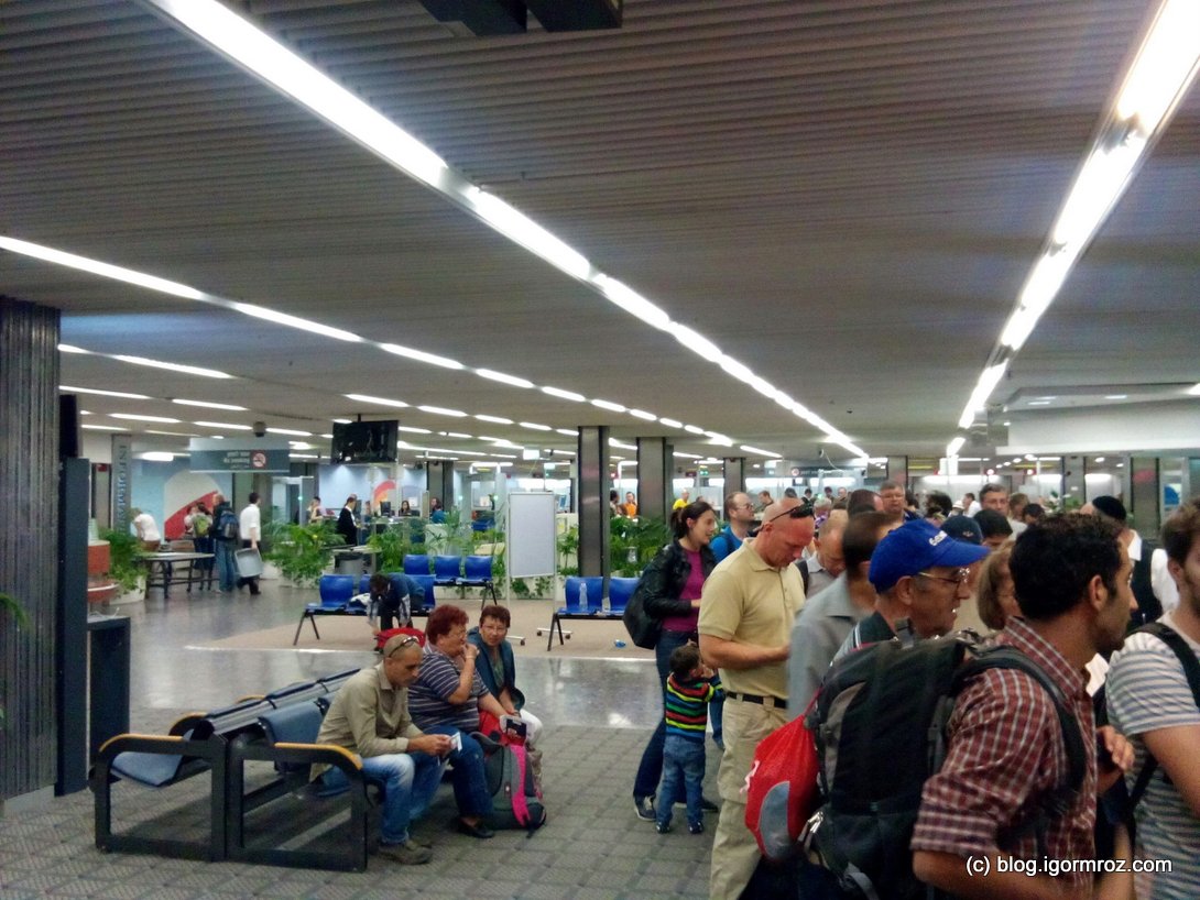 Ostatni etap, oczekiwanie na transfer na Terminal 1, w tle ostatnie bramki security. Wcześniej nawet nie próbowałem robić zdjęć w obawie przed karną lewatywą.