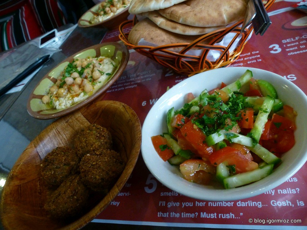 Stare miasto w Jerozolimie: Pita, falafel, hummus sałatka warzywna