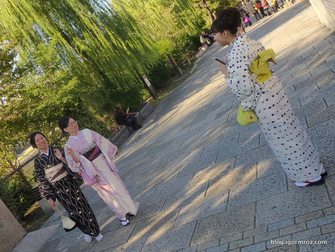 Gejsze z Kyoto też uciekną, ale drobniejszymi kroczkami z powodu niewygodnego kimona.