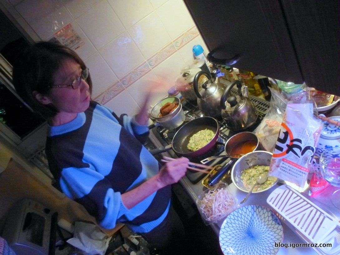Nasza gospodyni przyrządza okonomiyaki - japońską pizzę z... kapusty