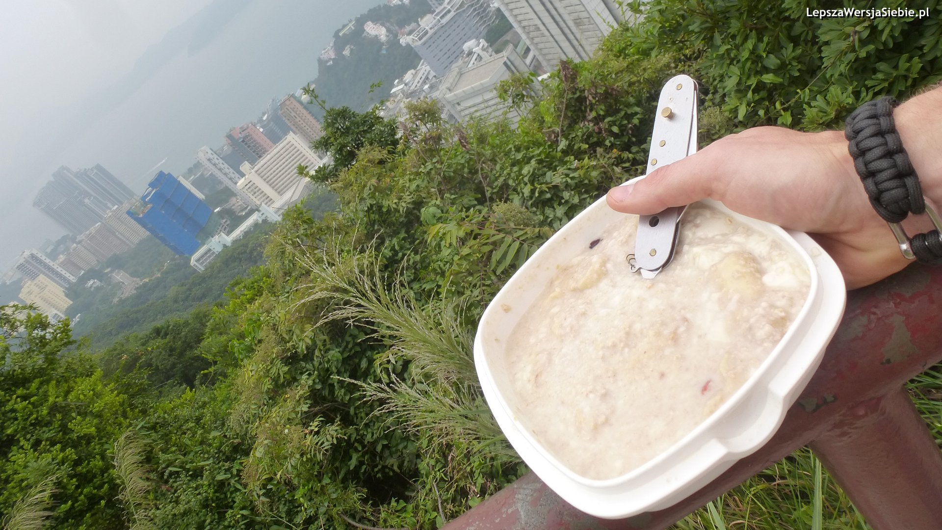 Dodatkowo można rozkoszować się np. posiłkiem z widokiem na Victoria Bay w Hong Kongu.